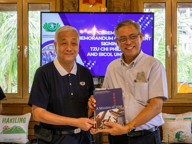 Tzu Chi Philippines CEO Henry Yuñez awards token of appreciation to Bicol University President Dr. Arnulfo Mascariñas. 【Photo by Matt Serrano】