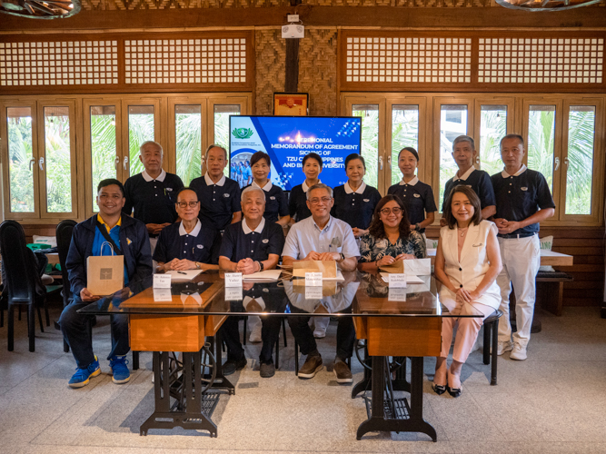 Bicol University officials and Tzu Chi volunteers join for a group photo after the MOA signing. 【Photo by Matt Serrano】