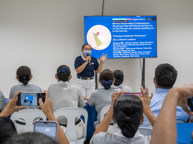 Volunteer Cherrie Ang explains the role of a mentor or Tzu Chi commissioner to volunteers attending the class in Filipino. 【Photo by Matt Serrano】