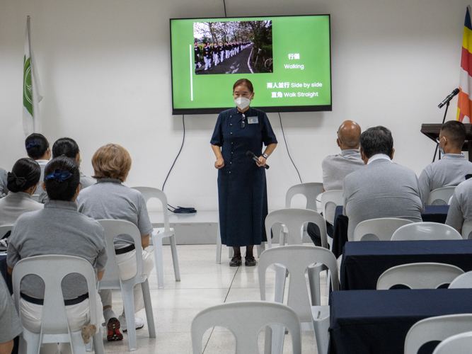 Facilitator Ligaya Ng explains Tzu Chi etiquette to the class. 【Photo by Matt Serrano】