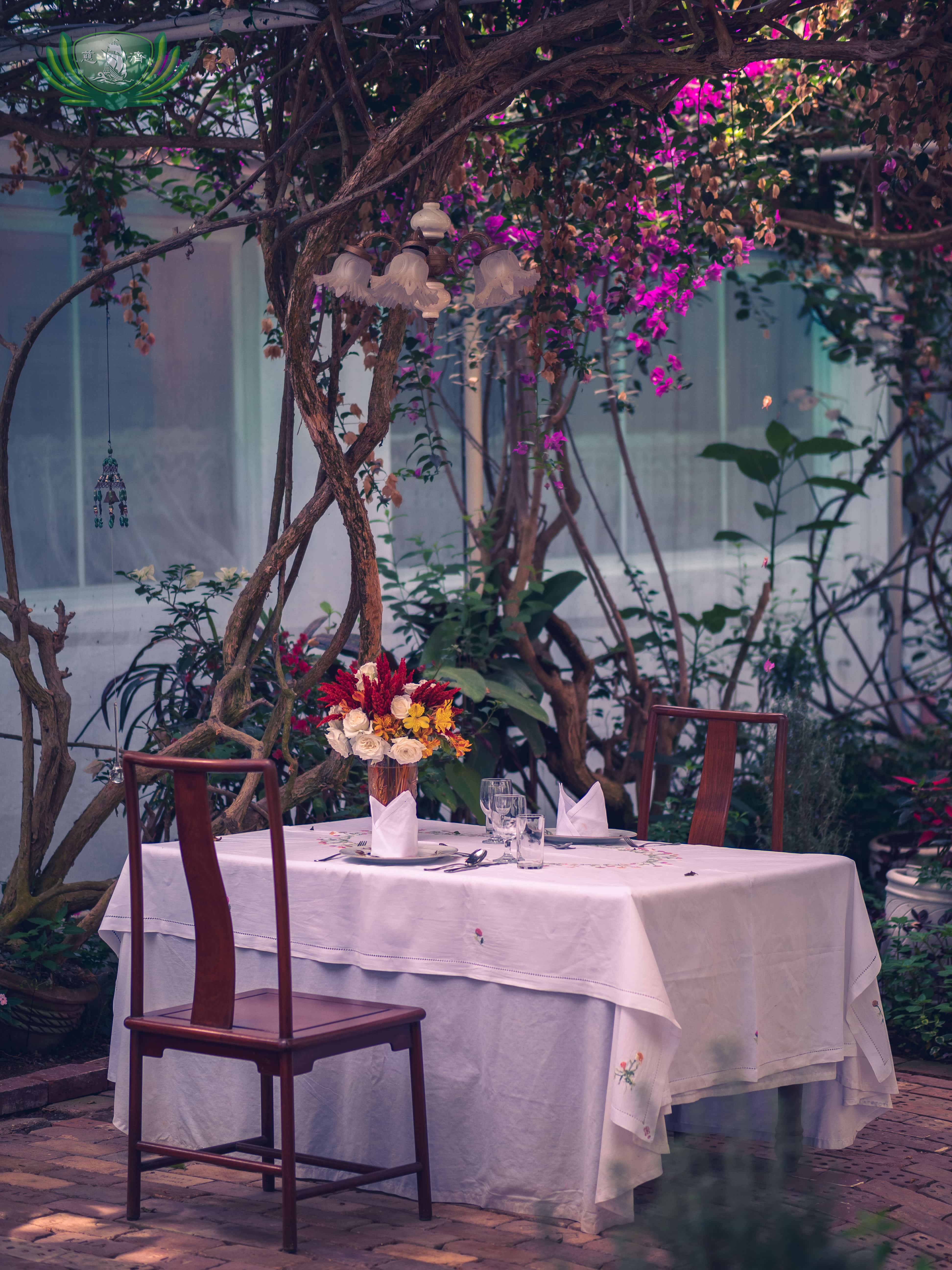 The Proposal Garden where weddings proposals and divorces are signed.【Photo by Daniel Lazar】
