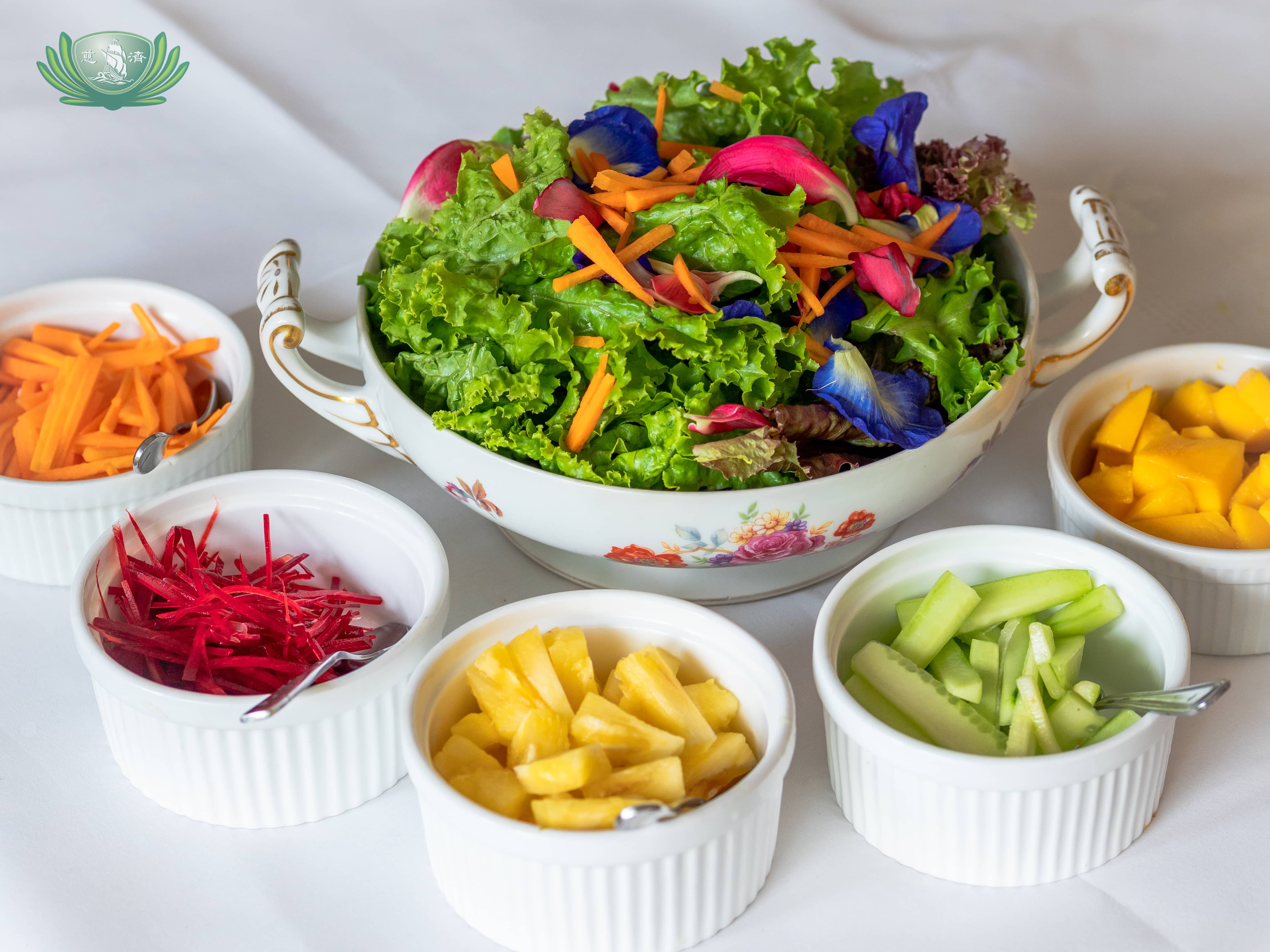 Sonya's staple green salad with edible flowers,【Photo by Daniel Lazar】