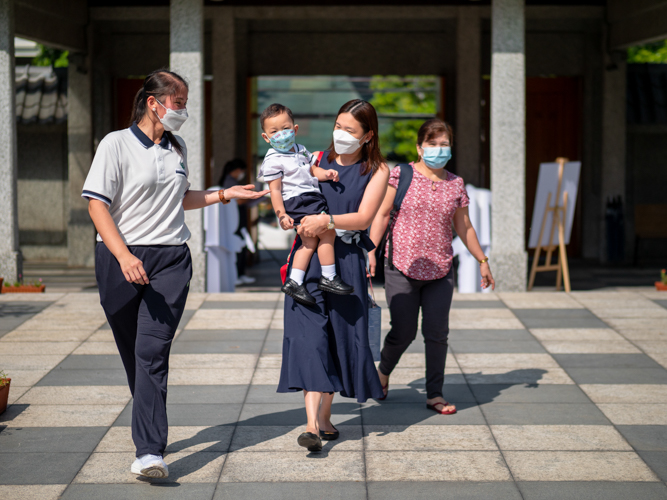 Parents bringing their children to see the new preschool【Photo by Daniel Lazar】