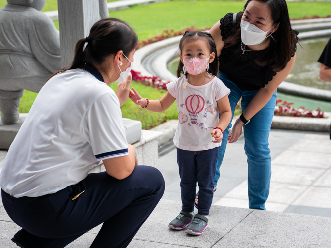 Parent Patricia Calantoc bringing her daughter to Tzu Chi Great Love Preschool【Photo by Daniel Lazar】