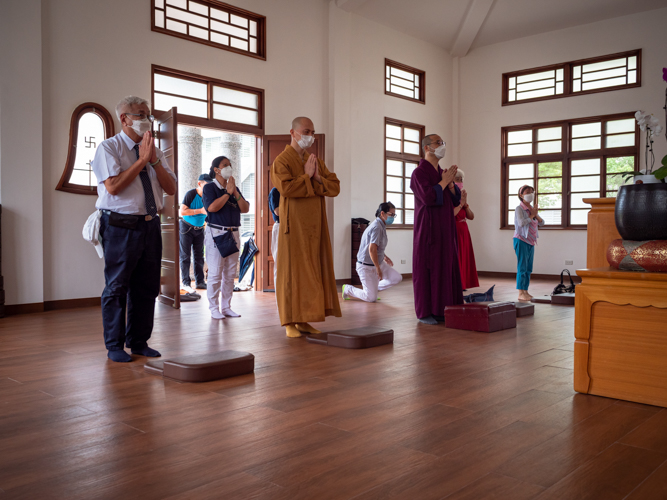 Rev. Pu Xue, and Rev Pu Yang, with Tzu Ch CEO Henry Yuñez paying their respects to the Buddha in Jing Si Abode.【Photo by Daniel Lazar】