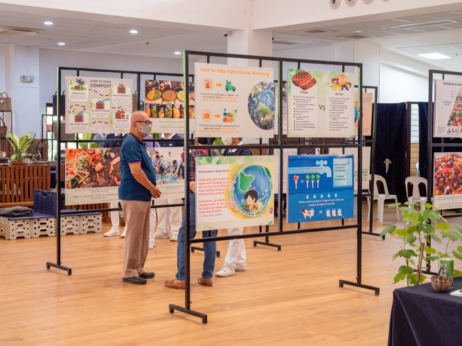 Guests visiting Jing Si Hall learning about Tzu Chi's environmental goals.【Photo by Daniel Lazar】