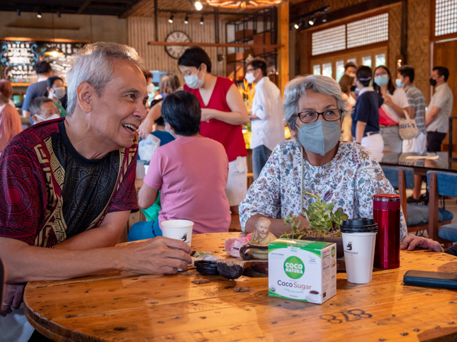 Jim Paredes and Lori Paredes discussing Tzu Chi in The Coffee Shop.【Photo by Daniel Lazar】