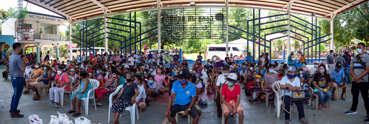 Tzu Chi volunteer giving recipients a brief overview of the Tzu Chi Foundation while they wait for the distribution to start.【Photo by Daniel Lazar】