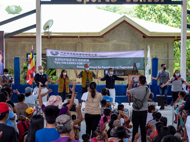 Volunteers and recipient dancing together.【Photo by Daniel Lazar】