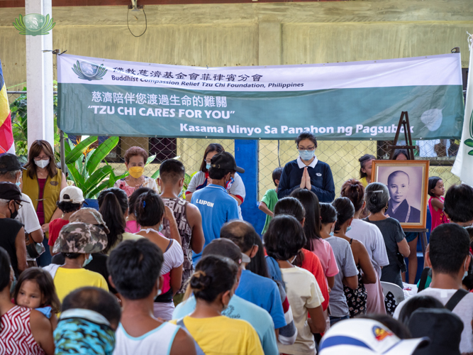 A silent prayer before relief distribution.【Photo by Daniel Lazar】