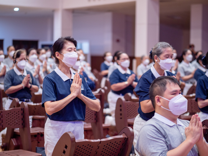 Tzu Chi Commissioner and OIC Woon Ng praying the Lotus Sutra.【Photo by Daniel Lazar】