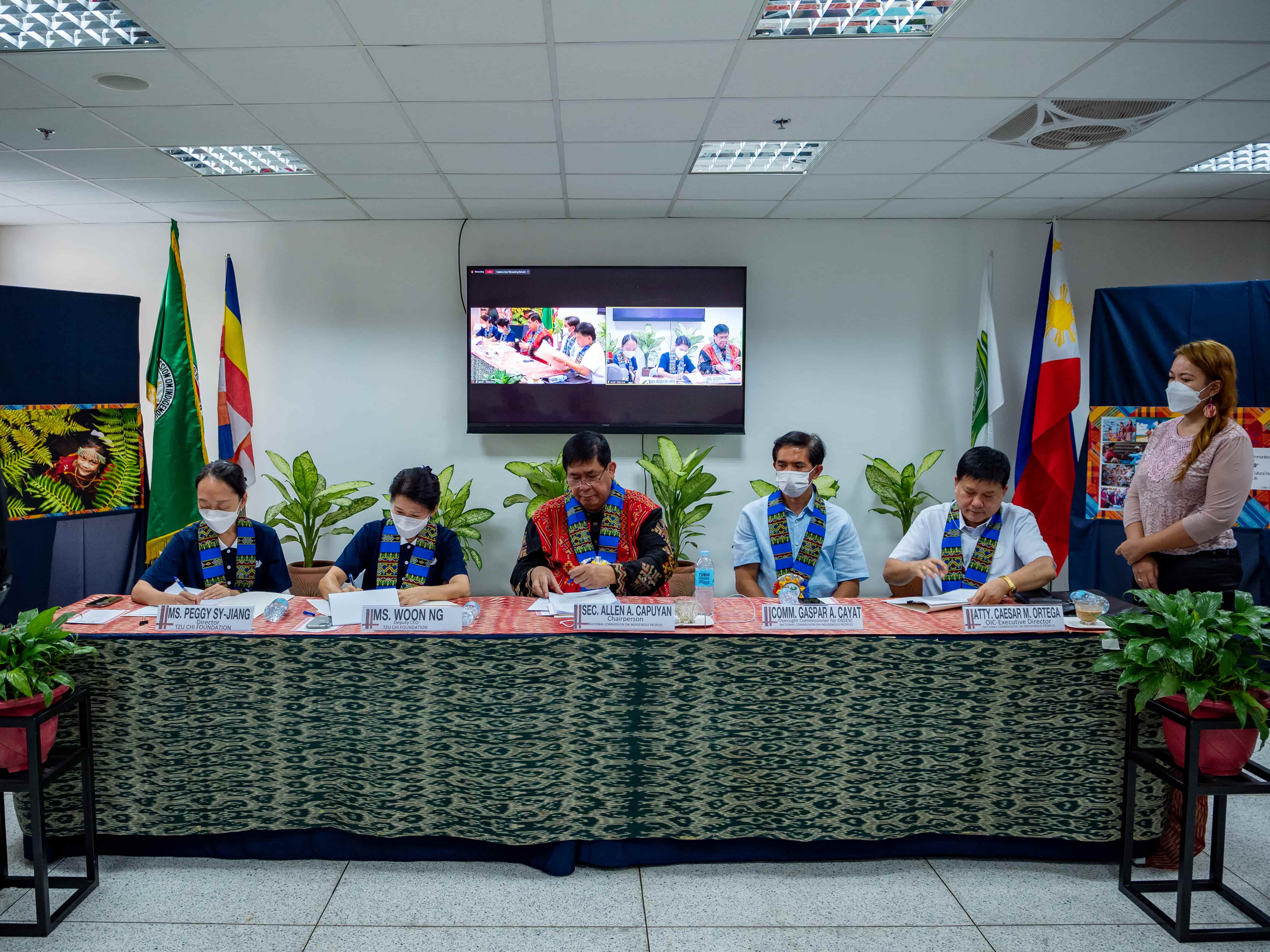 NCIP delegates together with Tzu Chi Director and Deputy CEO signing the MOA.【Photo by Daniel Lazar】