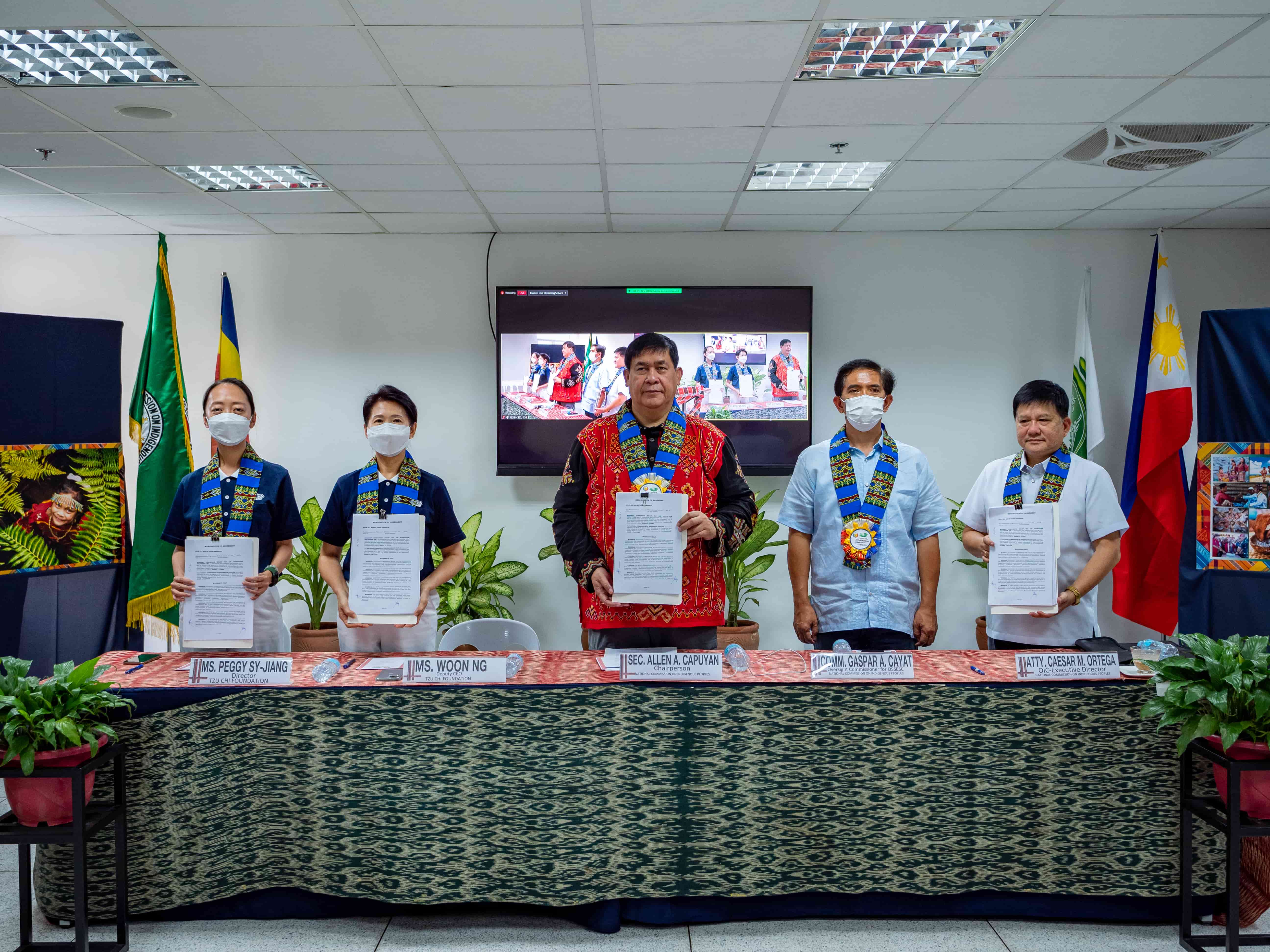 Tzu Chi representatives together with NCIP delegates showing the signed MOA.【Photo by Daniel Lazar】