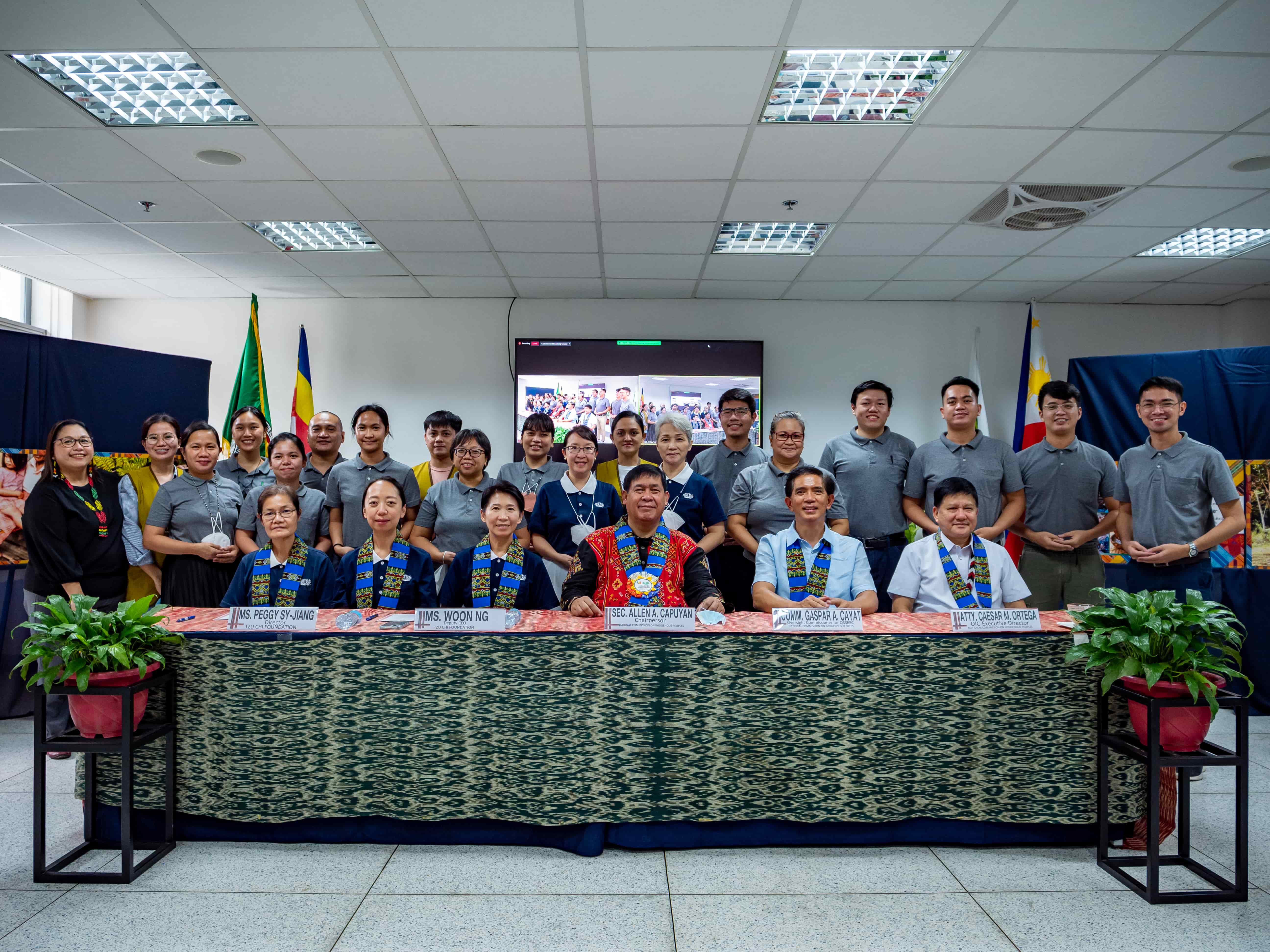 Group photo of Tzu Chi volunteers together with NCIP delegates.【Photo by Daniel Lazar】