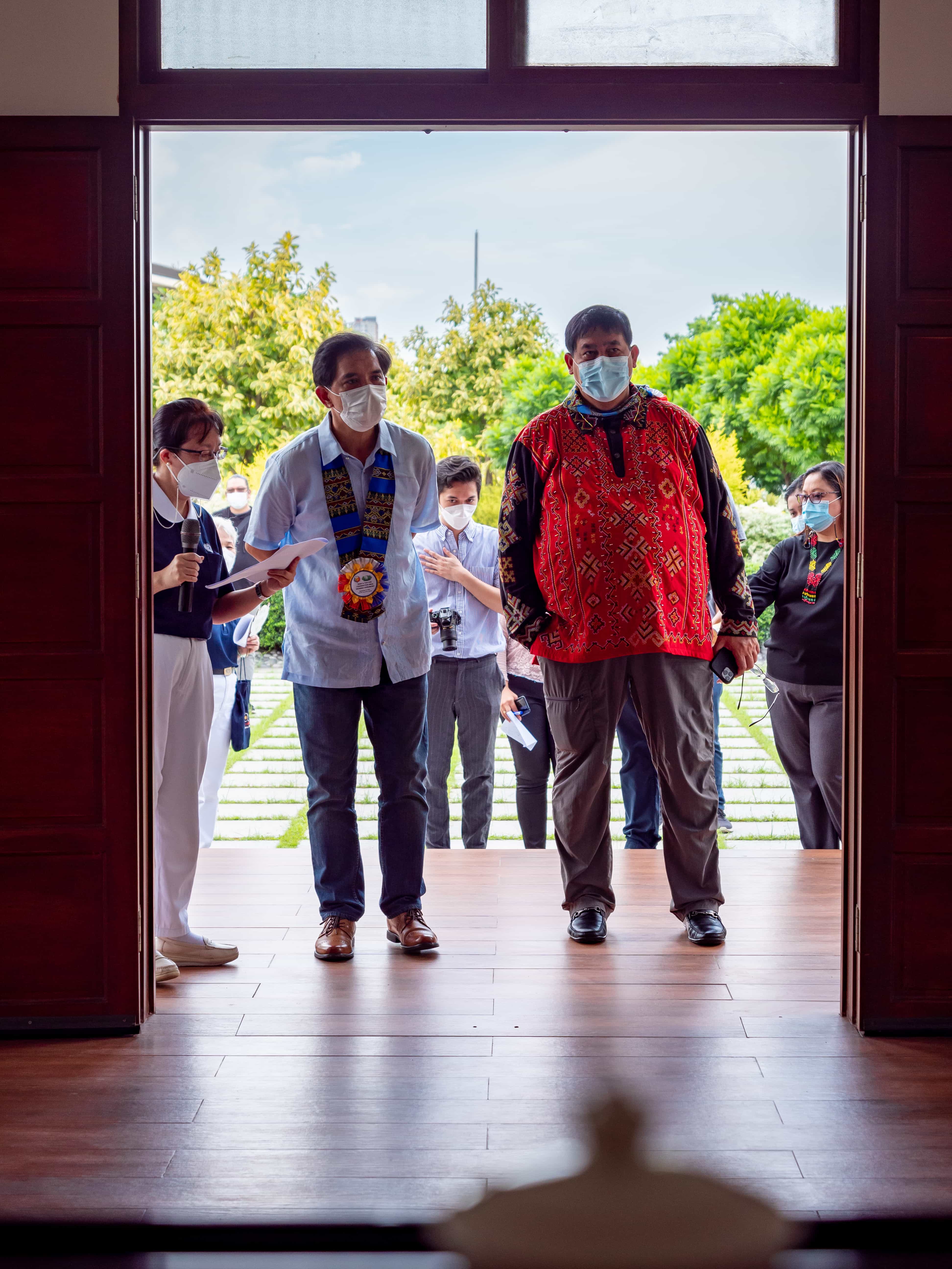 Tzu Chi volunteer presenting the Jing Si Abode to NCIP delegates.【Photo by Daniel Lazar】