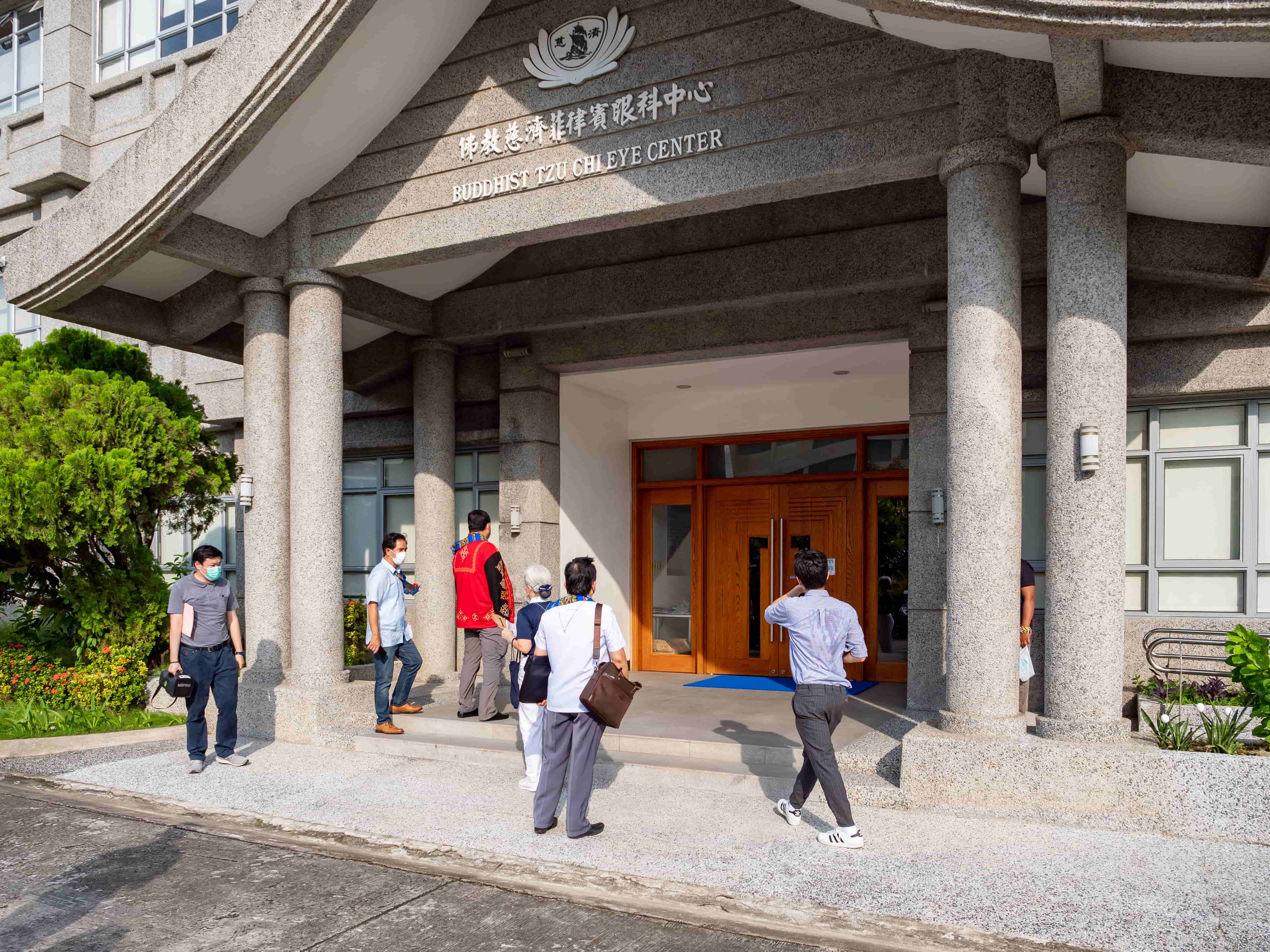 Visiting the Eye Center during the Campus tour.【Photo by Daniel Lazar】