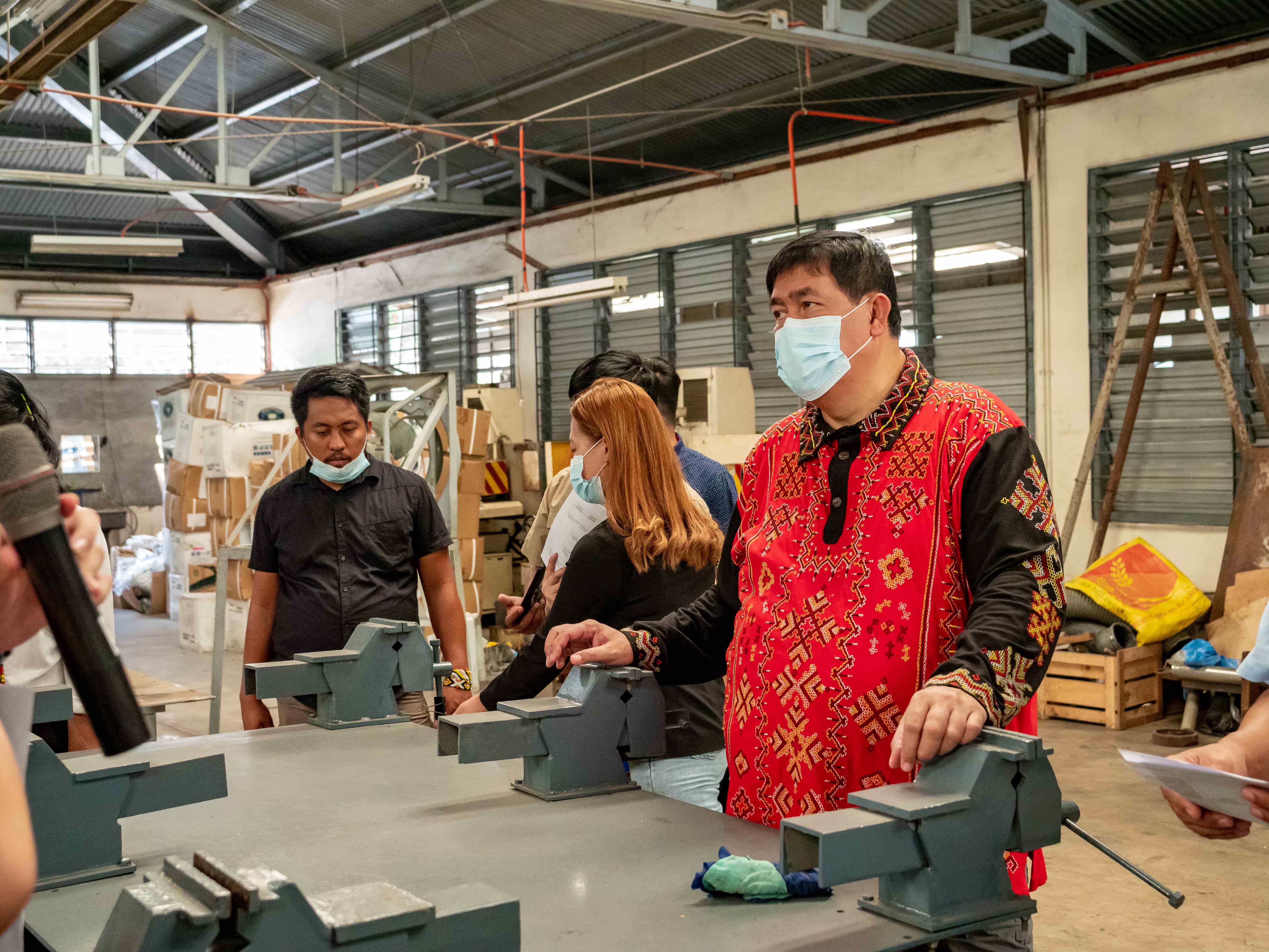 NCIP delegates visiting the machine shop.【Photo by Daniel Lazar】