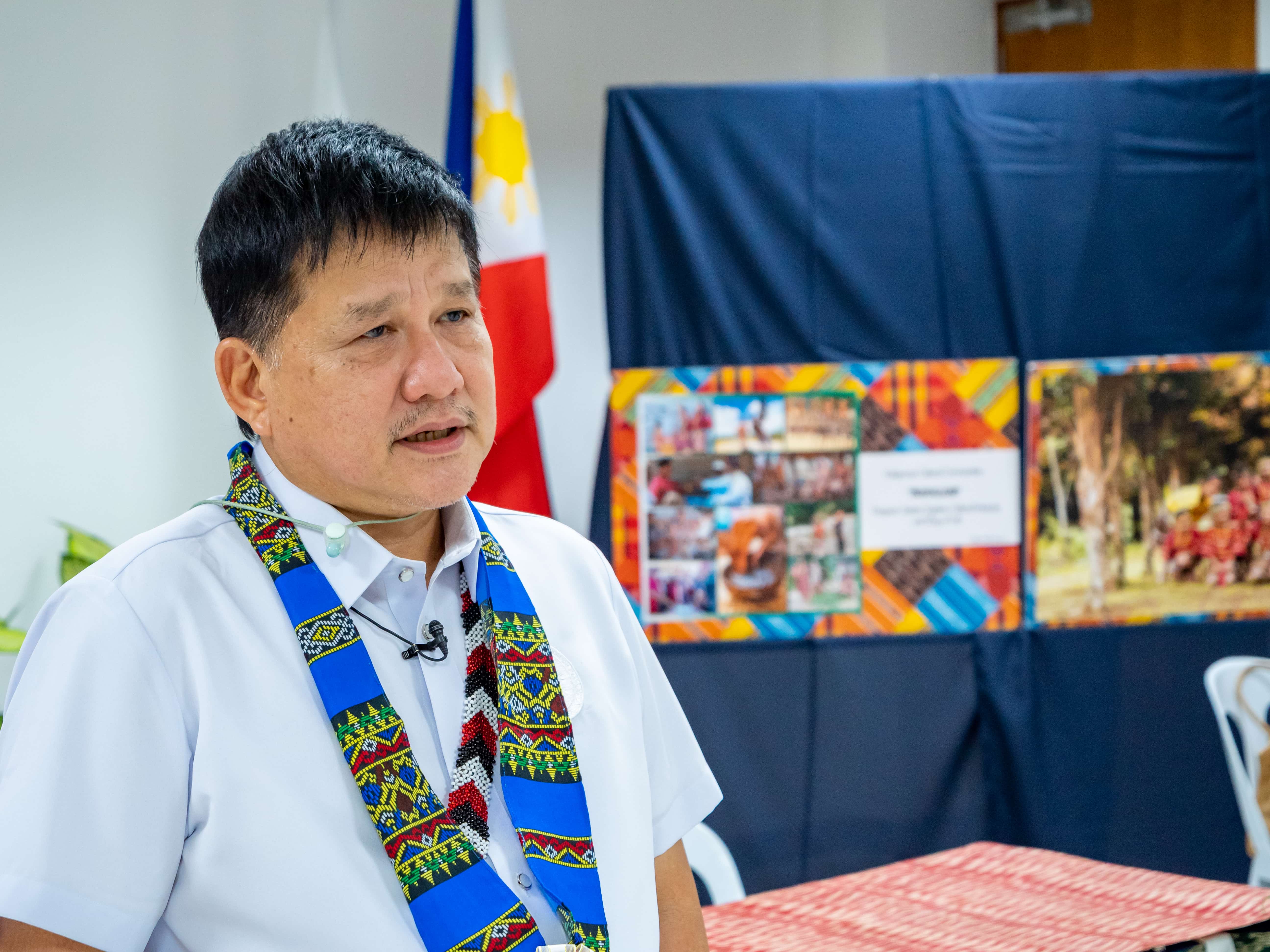 Atty. Caesar Ortega discussing the 3D printing facility on campus.【Photo by Daniel Lazar】