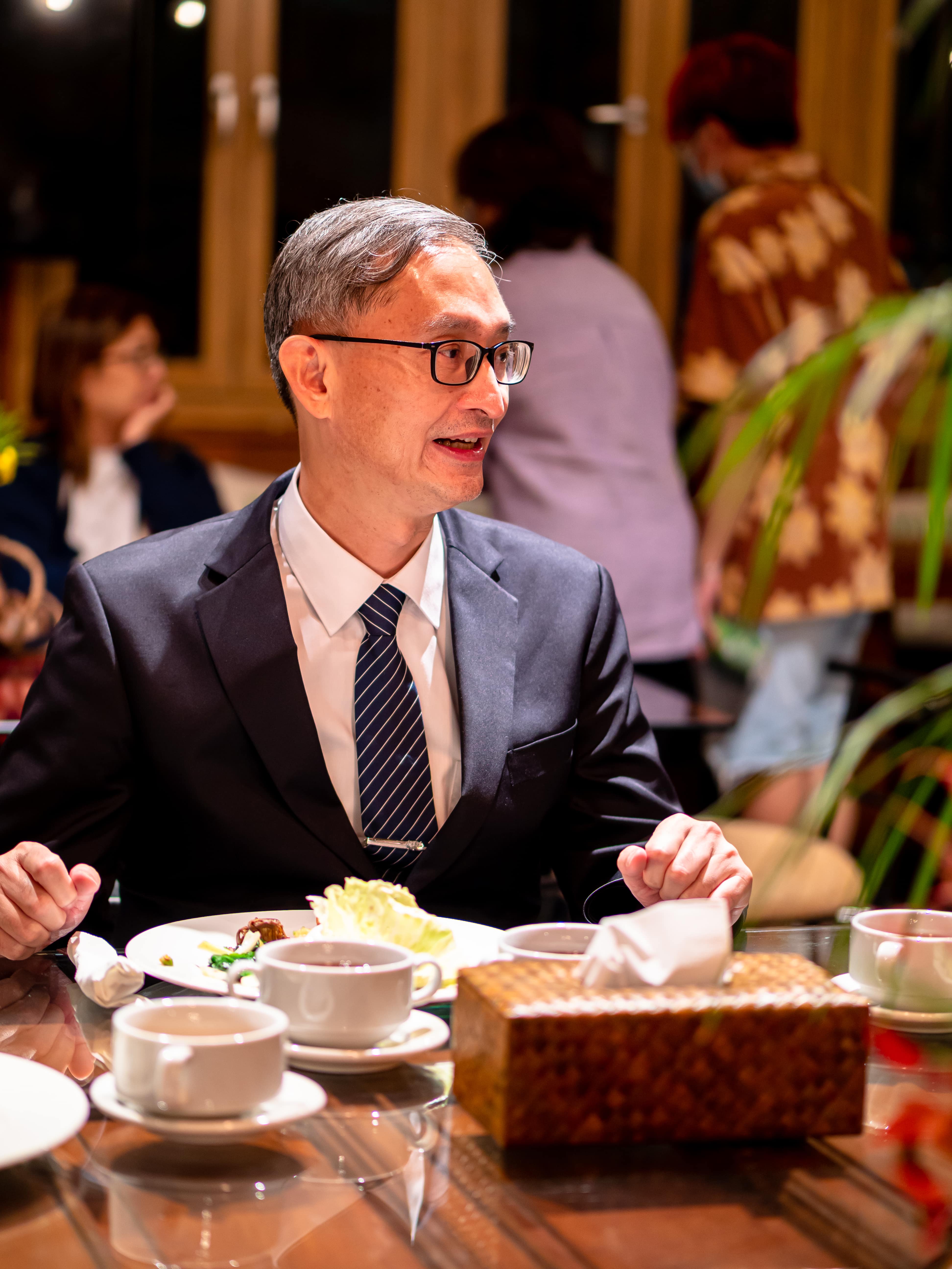 Dr. Li having dinner and talking to some of the guests.【Photo by Daniel Lazar】