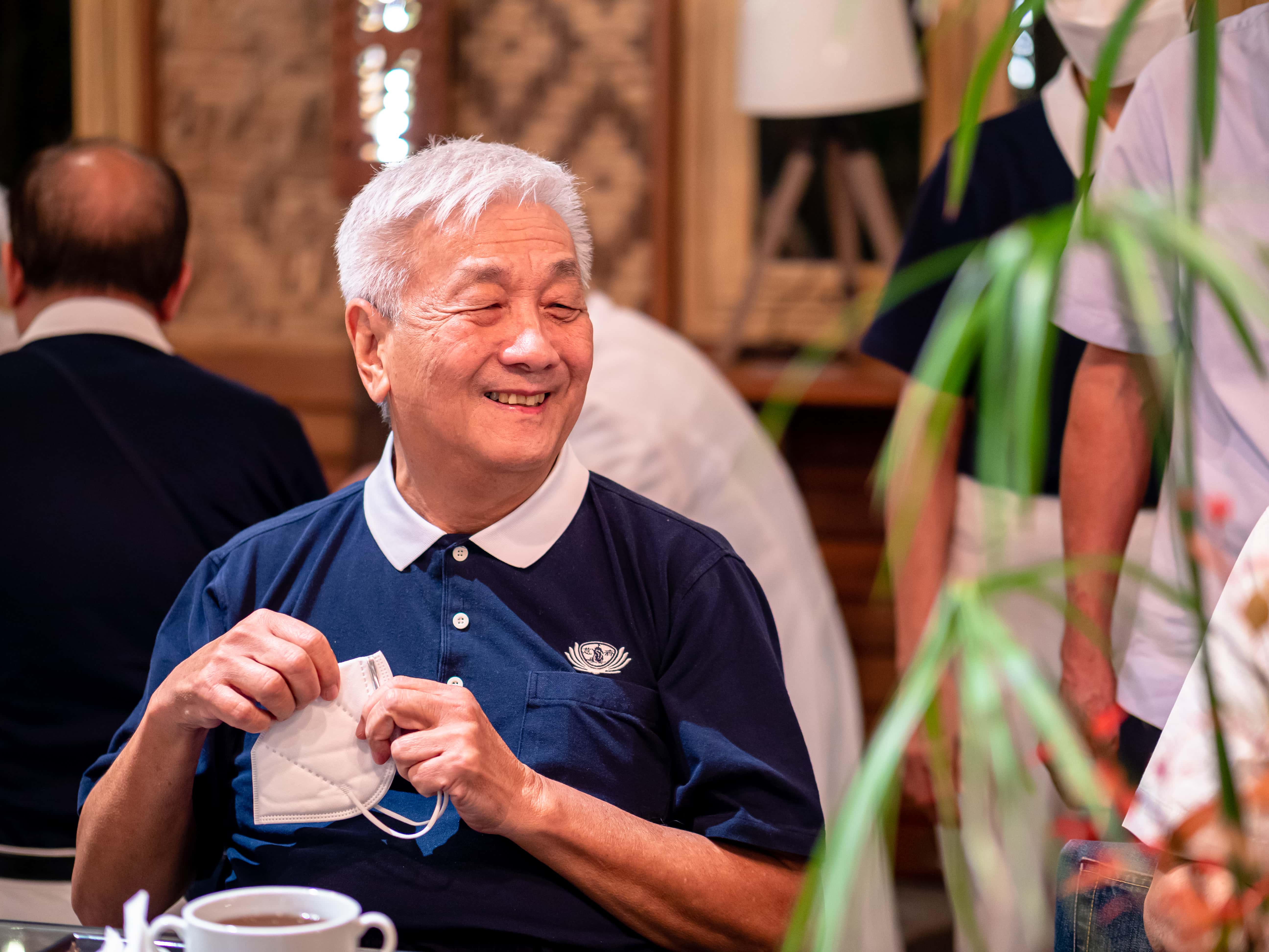 Tzu Chi CEO Henry Yunez enjoying time with guests in the Coffee Shop.【Photo by Daniel Lazar】