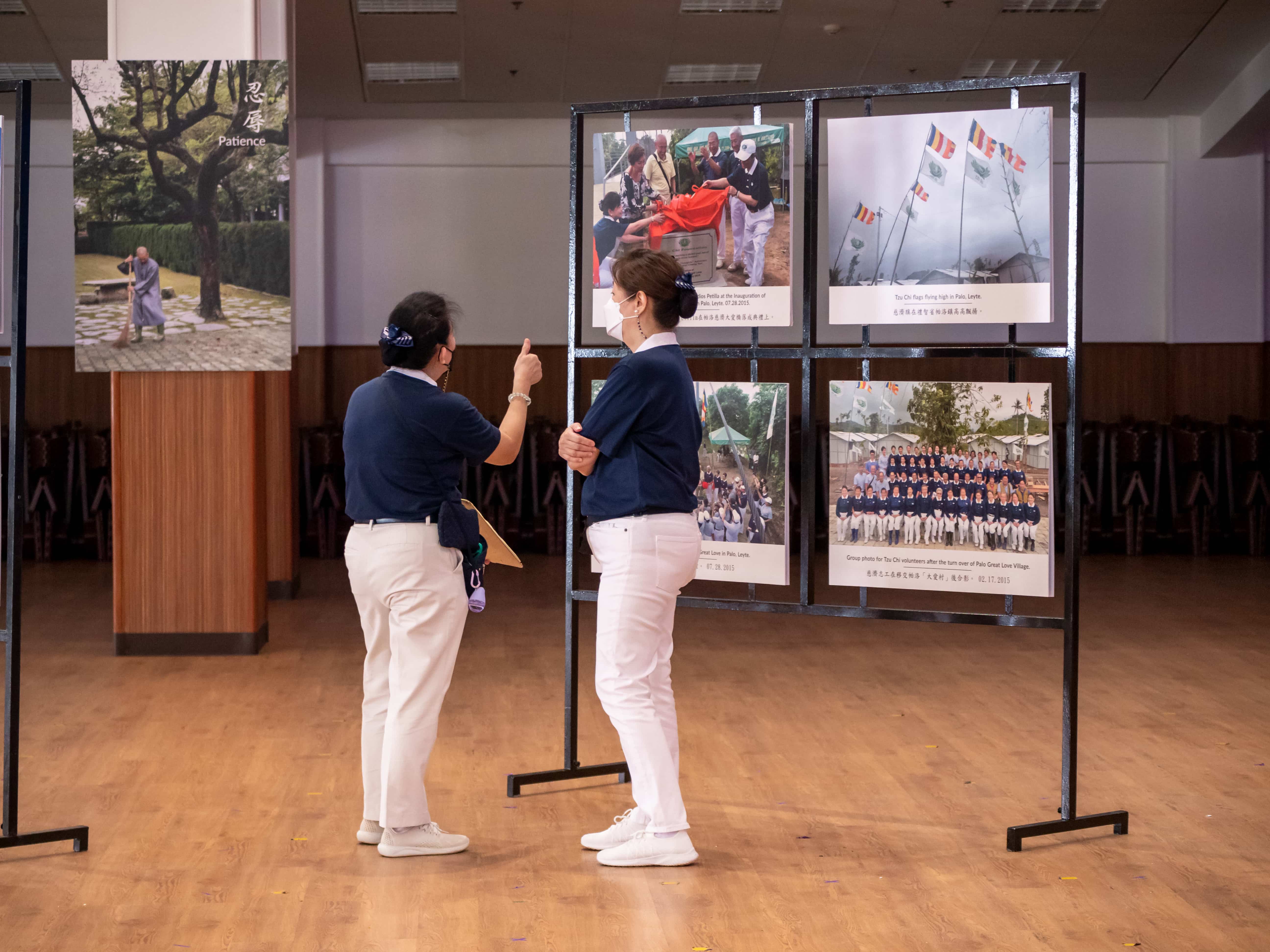 Tzu Chi Commissioners browsing the gallery.【Photo by Daniel Lazar】