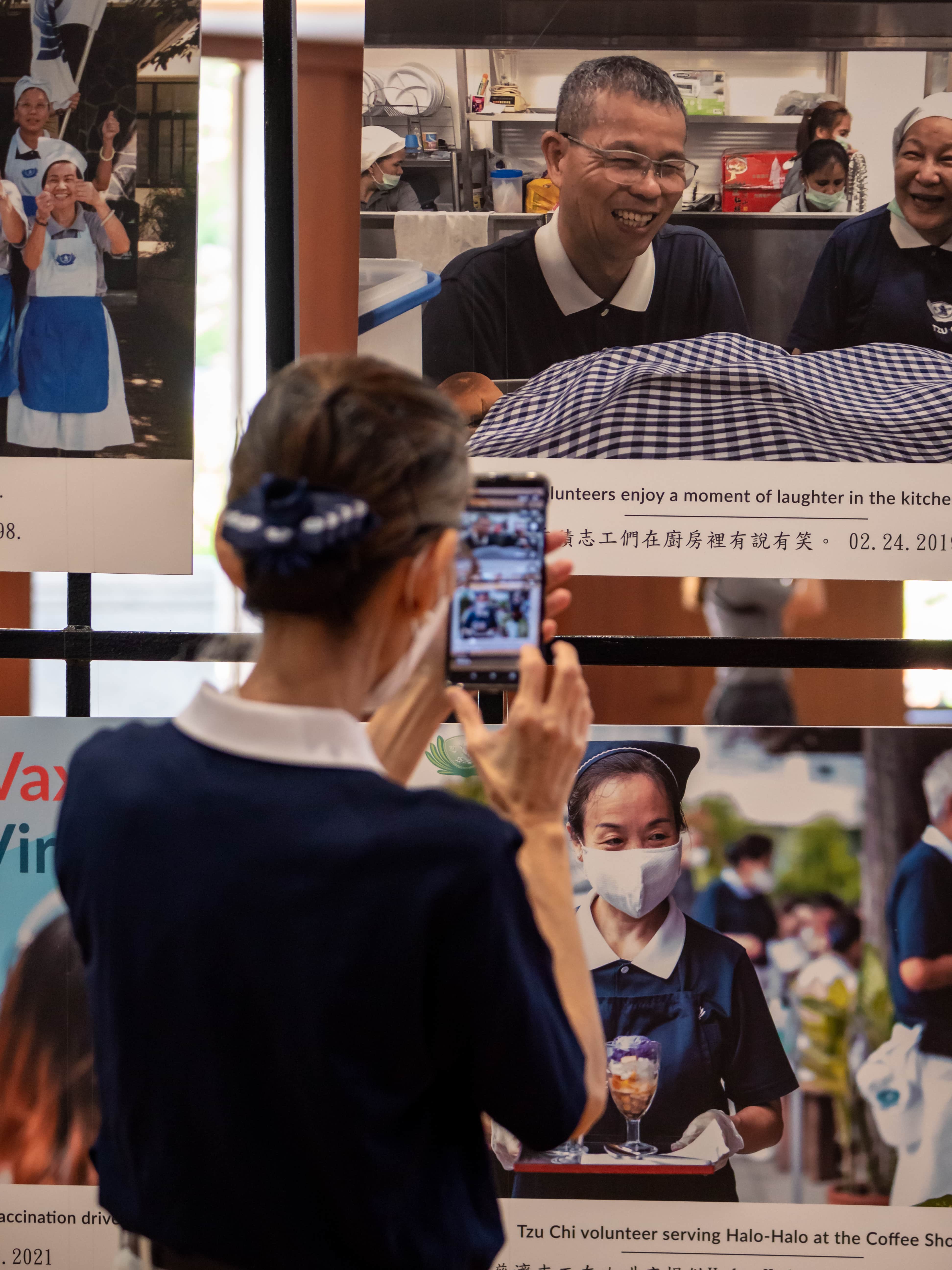 Volunteer taking a memento.【Photo by Daniel Lazar】