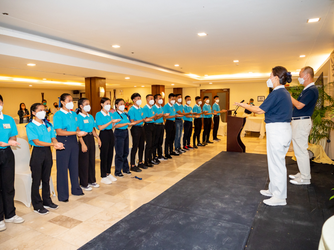 Tzu Chi volunteers demonstrating the sign language to Iloilo scholars.【Photo by Daniel Lazar】