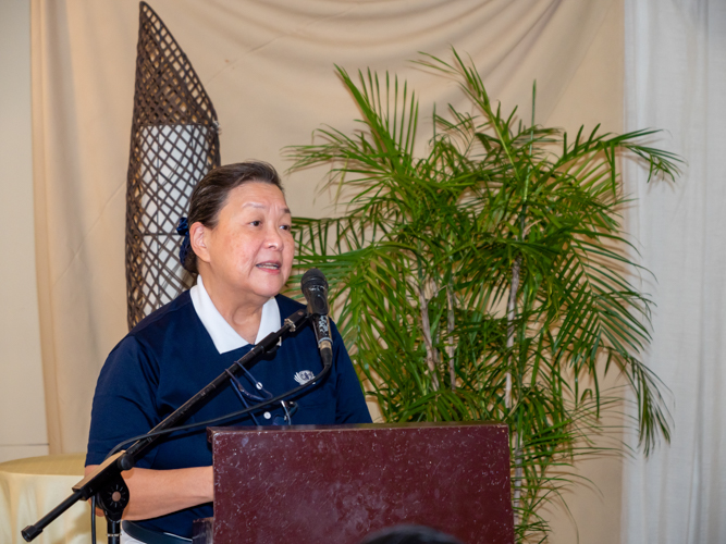 Tzu Chi volunteer Judy Lao presenting at the awards ceremony and thanking all those who made it possible.【Photo by Daniel Lazar】