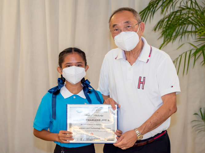 Mr. Alfonso Tan presening scholarship award to scholar Charlene Dandoy.【Photo by Daniel Lazar】