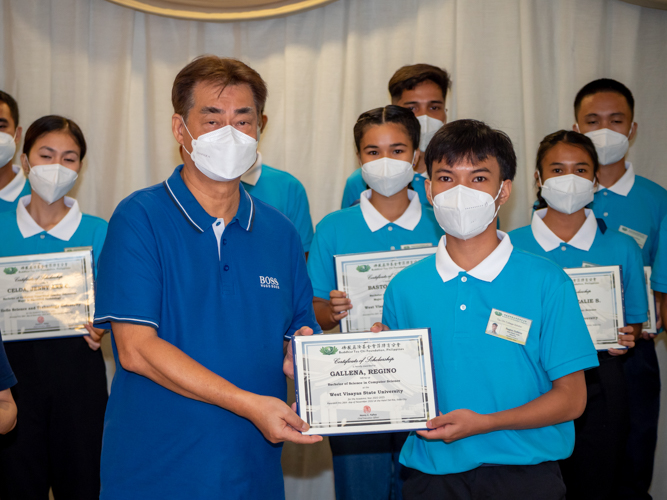 Mr. Ramon Locsin presenting scholarship award to scholar Regino, Galena.【Photo by Daniel Lazar】