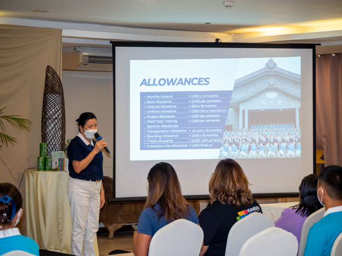 Tzu Chi volunteer Rosa So presenting the scholarship program and the allowances for the students.【Photo by Daniel Lazar】