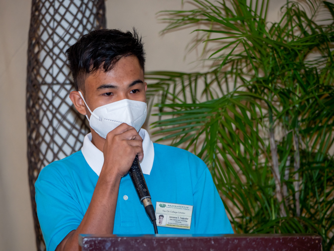 Scholar Jenzine Tagudar from ISATU thanking to Tzu Chi for the help he received.【Photo by Daniel Lazar】