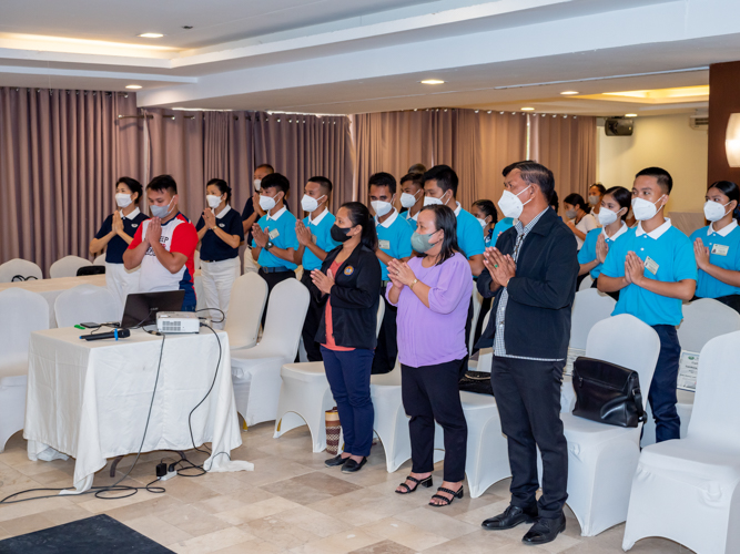 DR. Ely S. Ciasico of ISAT-U, together with Dr. Nancy Surmeida of WVSU and Ms. Adelaida Tabud of ISAT-U, praying with the scholars.【Photo by Daniel Lazar】