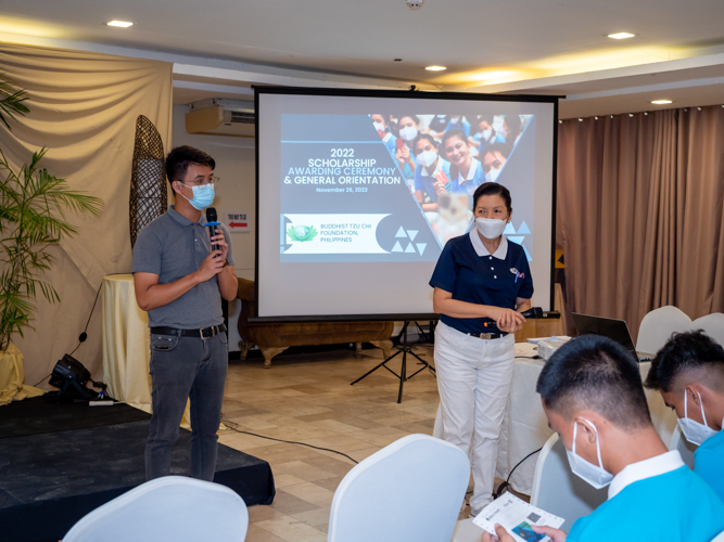 Tzu Chi volunteers presenting the scholarship program to atendees.【Photo by Daniel Lazar】