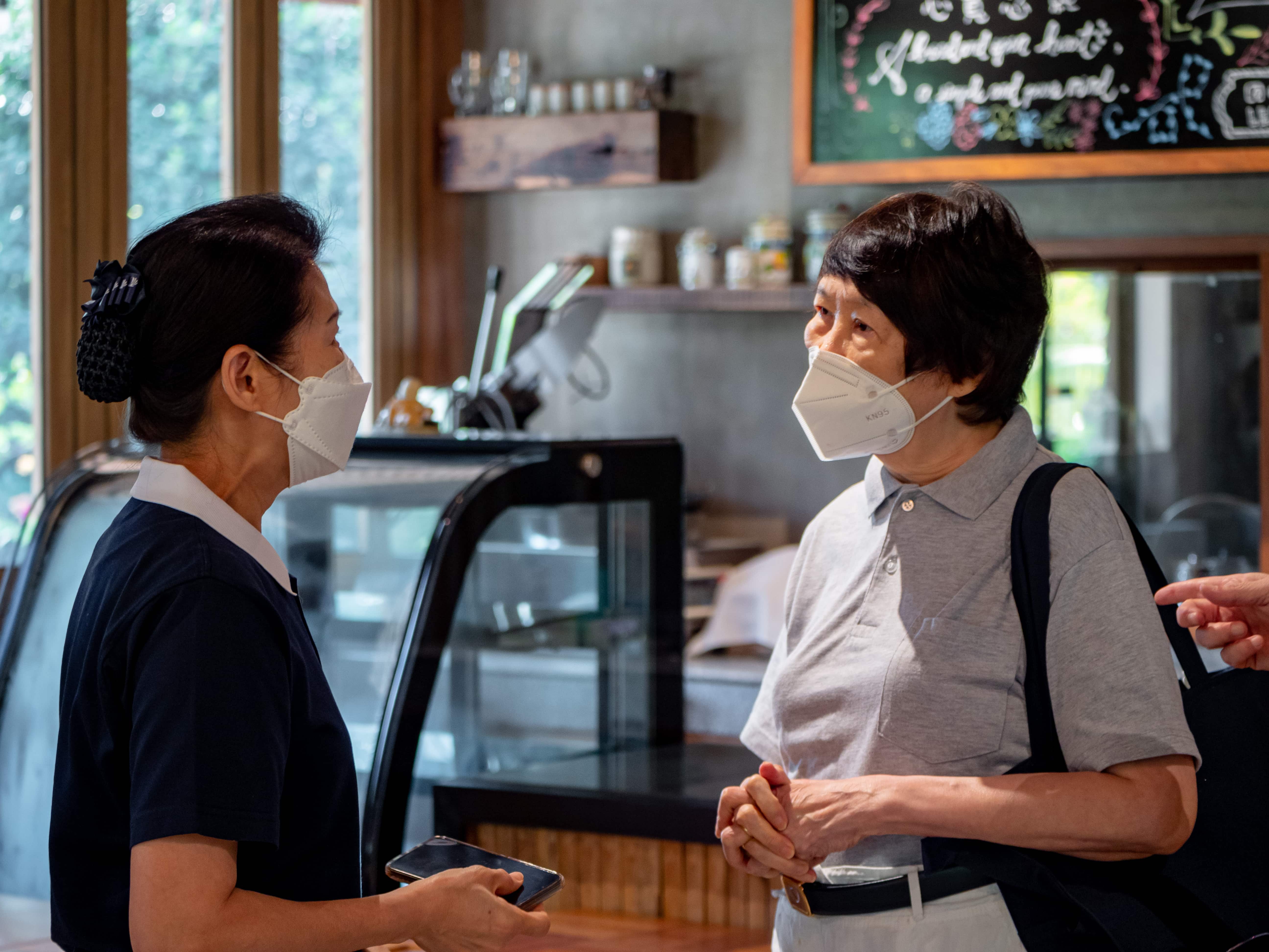 Tzu Chi Volunteer and Deputy CEO, Woon Ng discussing with Mrs. Salustiana Ty Tan in the BTCC Coffee Shop. 【Photo by Daniel Lazar】