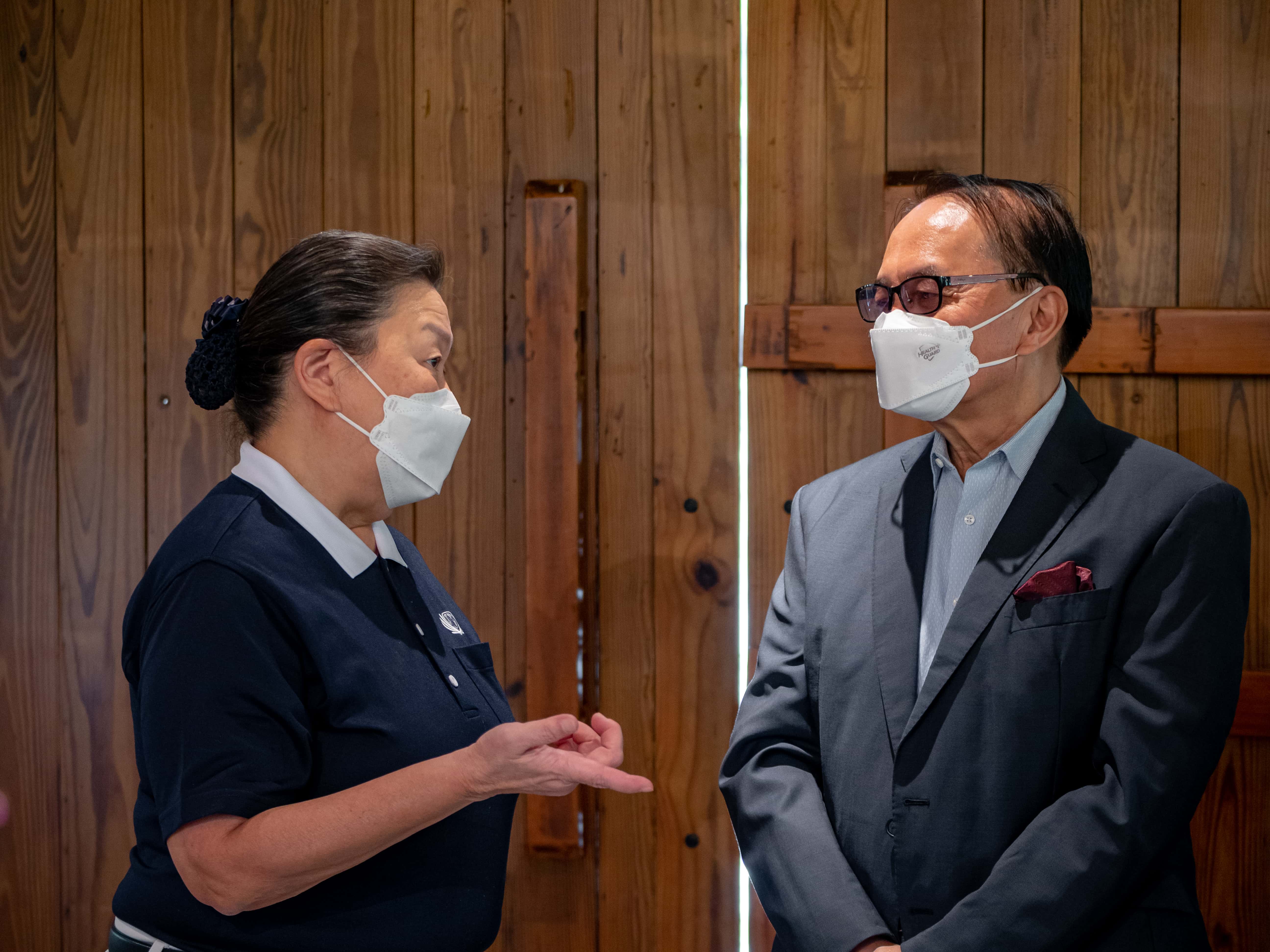 Tzu Chi Volunteer Judy Lao talking to Mr. Chito Sobrepeña. 【Photo by Daniel Lazar】