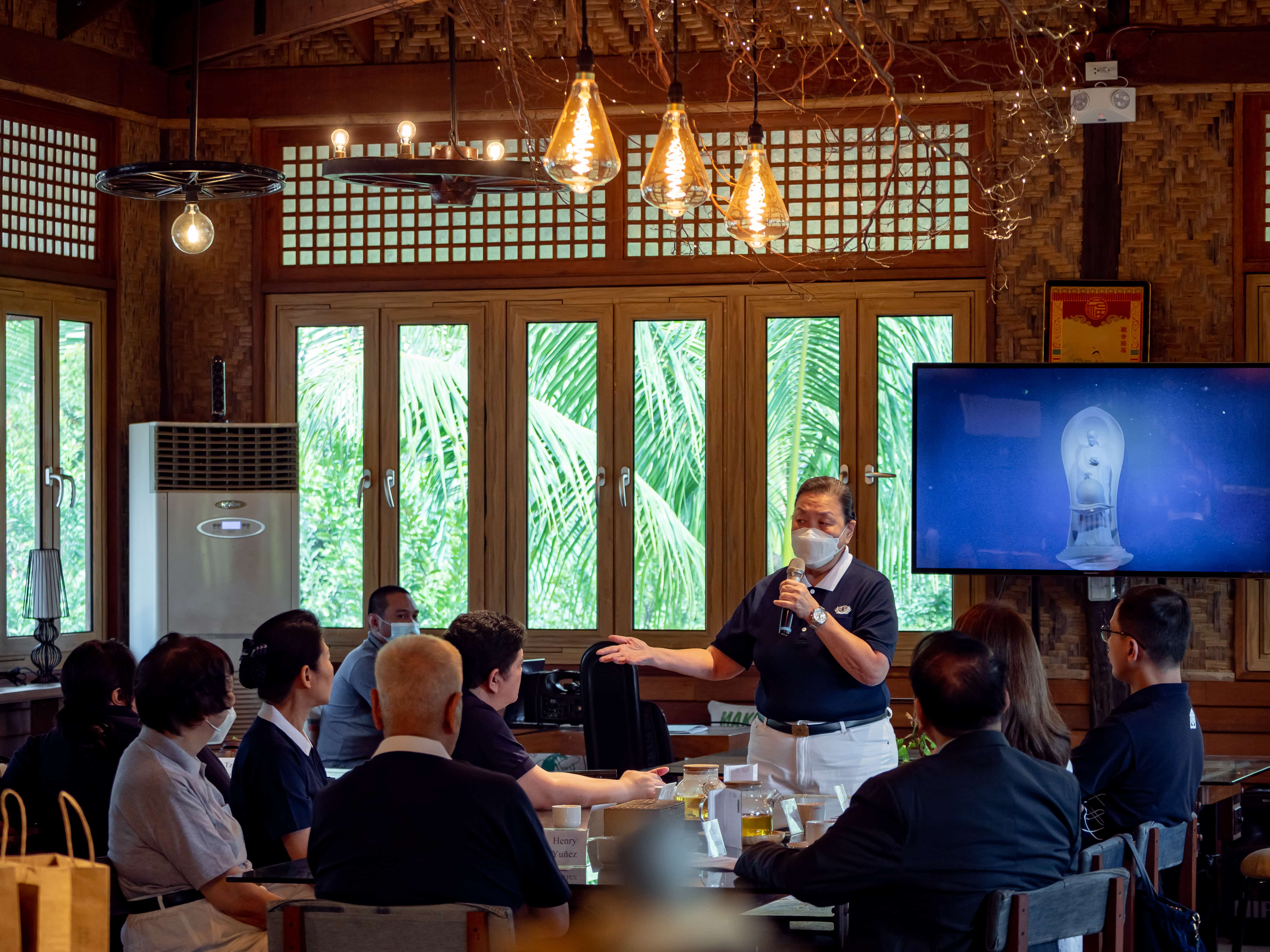 Tzu Chi volunteer Judy Lao presenting the Tzu Chi Foundation to MBFI staff and executives. 【Photo by Daniel Lazar】