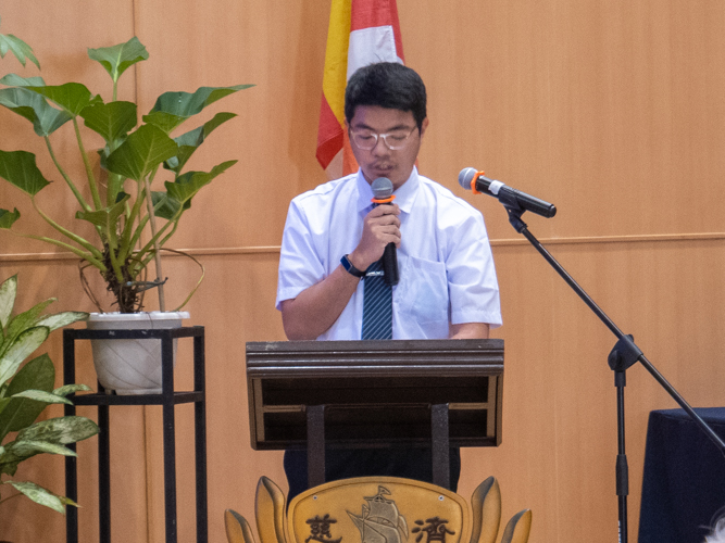 Volunteer Kinlon Fan hosts the awarding program. 【Photo by Matt Serrano】