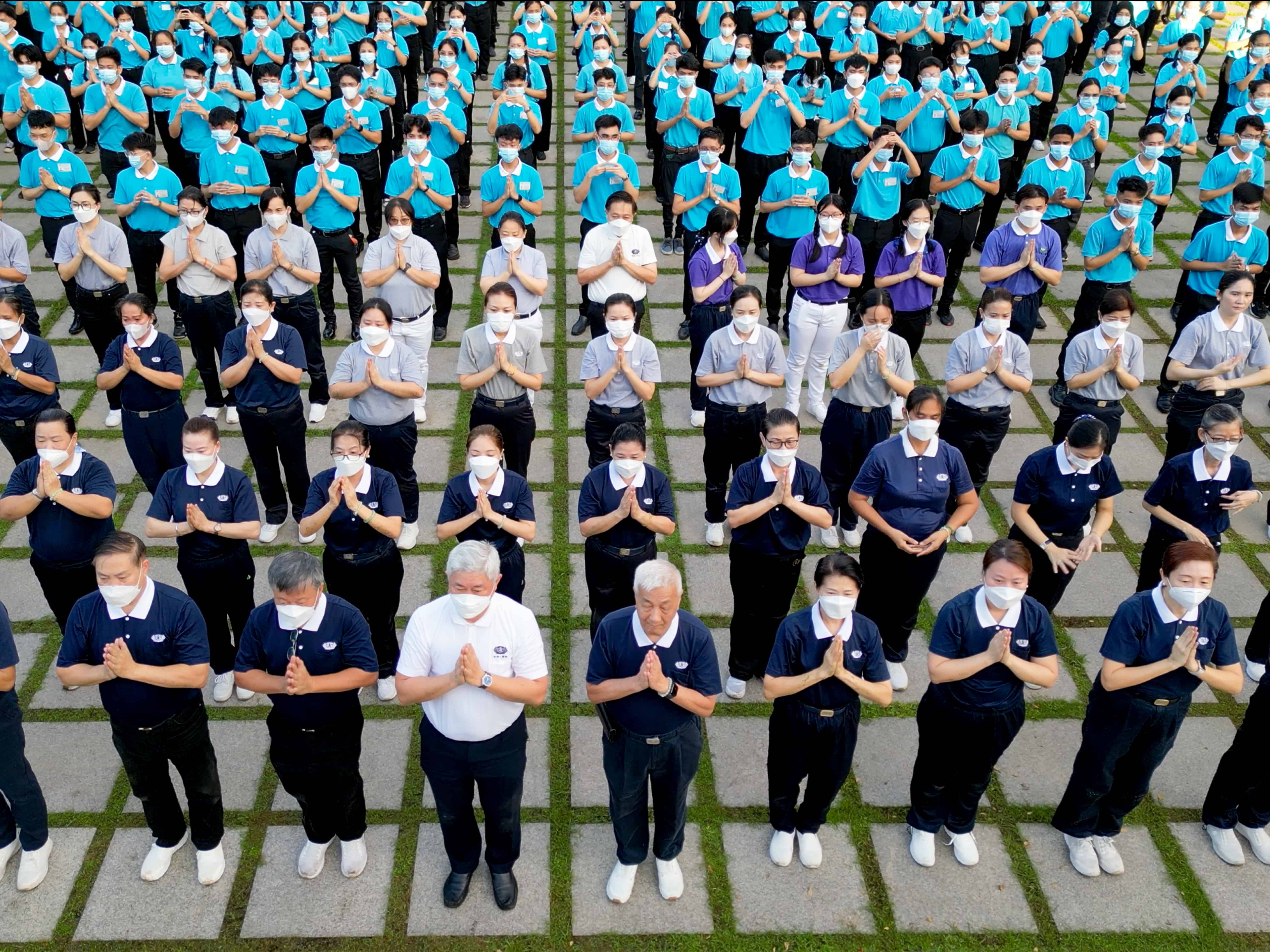 On November 4, Tzu Chi Foundation started its 29th anniversary in the Philippines with the solemn three steps and one bow ceremony at the grounds of Buddhist Tzu Chi Campus in Sta. Mesa, Manila. Commissioners, staffers, volunteers, scholars, and special guests participated in the dawn ritual.【Photo by Harold Alzaga】