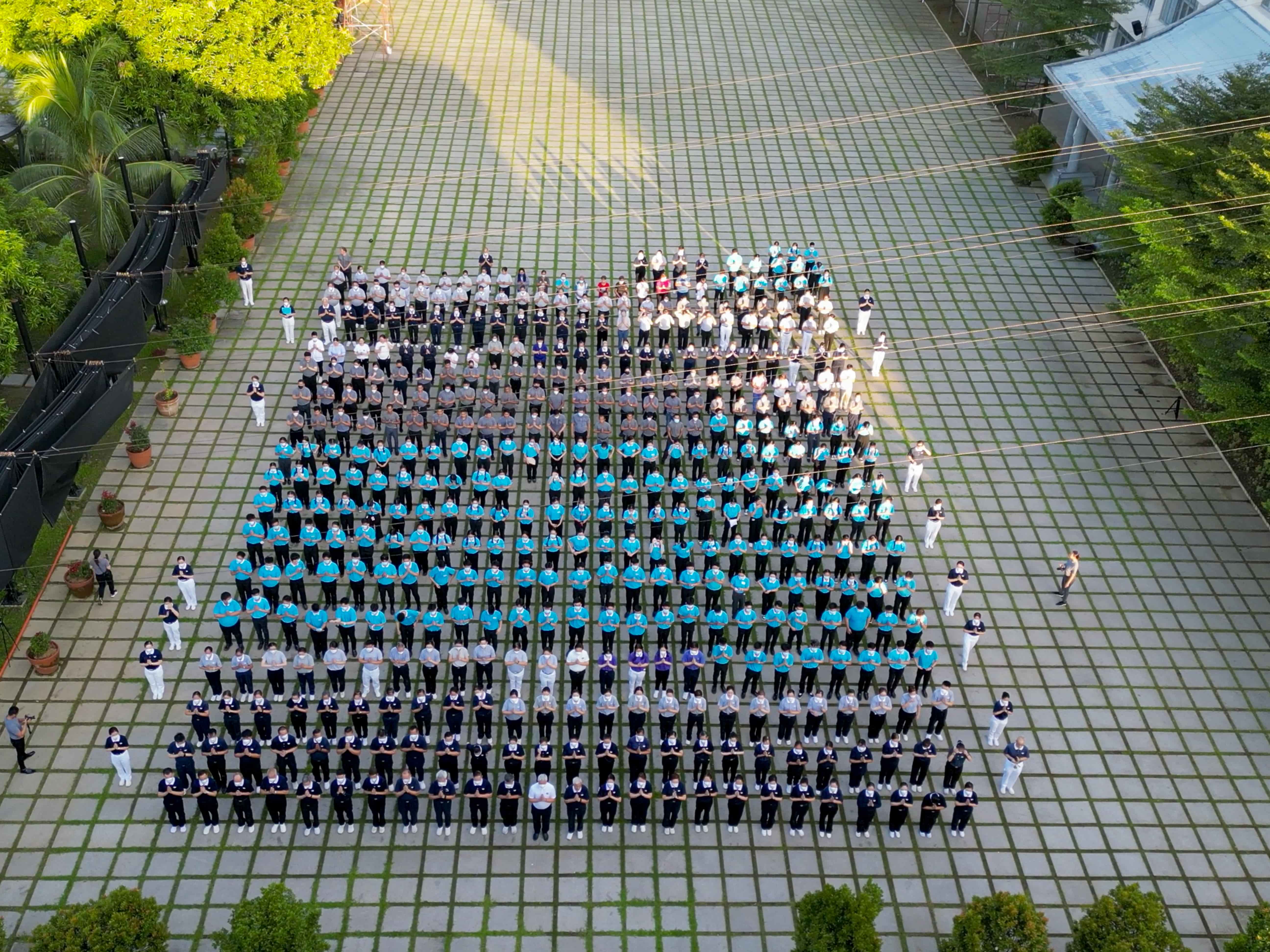 On November 4, Tzu Chi Foundation started its 29th anniversary in the Philippines with the solemn three steps and one bow ceremony at the grounds of Buddhist Tzu Chi Campus in Sta. Mesa, Manila. Commissioners, staffers, volunteers, scholars, and special guests participated in the dawn ritual.【Photo by Harold Alzaga】