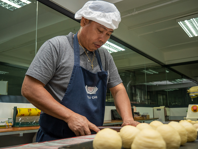 “I owe my second life to Tzu Chi, so I decided to dedicate it to helping them help other people by being part of the bakery,” says Tzu Chi baker Marlon Barbosa, who received full support from Tzu Chi after suffering from appendicitis and accidentally being punctured by a nail in a construction site, which almost cost him his life. 【Photo by Harold Alzaga】