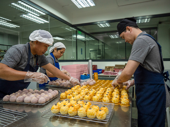 Tzu Chi’s team of bakers prepare their special Lotus and Taro puff mooncakes for this year’s Moon Festival fundraising. 【Photo by Harold Alzaga】