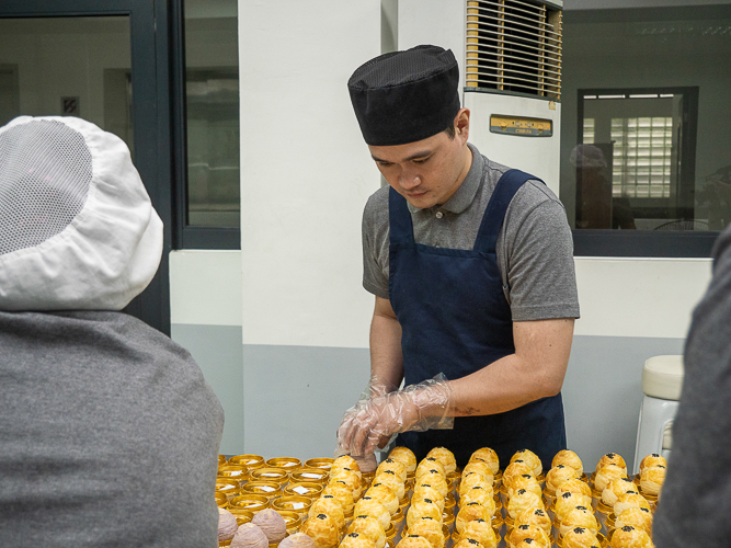 “I want to help Tzu Chi help other people with my talents in baking because they also helped me during Yolanda,” says Tzu Chi baker Adrian Neil Ang. 【Photo by Harold Alzaga】