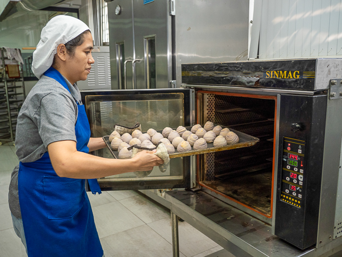 “I started working in the bakery as a volunteer and I am happy that I can help other people through this work,” says Tzu Chi baker Ginalyn Bujawe. 【Photo by Harold Alzaga】