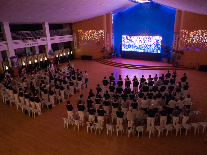 After the planning session and a vegetarian dinner on October 21, volunteers gathered at the Jing Si Hall to watch “Sutra of Immeasurable Meanings,” featuring the participation of thousands of volunteers from Tzu Chi Taiwan. 【Photo by Marella Saldonido】