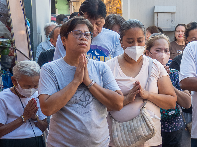 Bazaar customers solemnly pray for the victims of the magnitude 7.4 earthquake in Taiwan last April 3. 【Photo by Marella Saldonido】