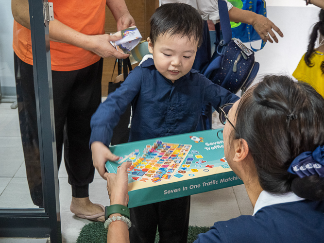 Students get treats from Tzu Chi offices. 【Photo by Marella Saldonido】