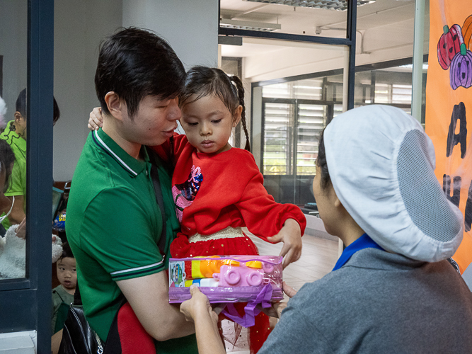 Students get treats from Tzu Chi offices. 【Photo by Marella Saldonido】