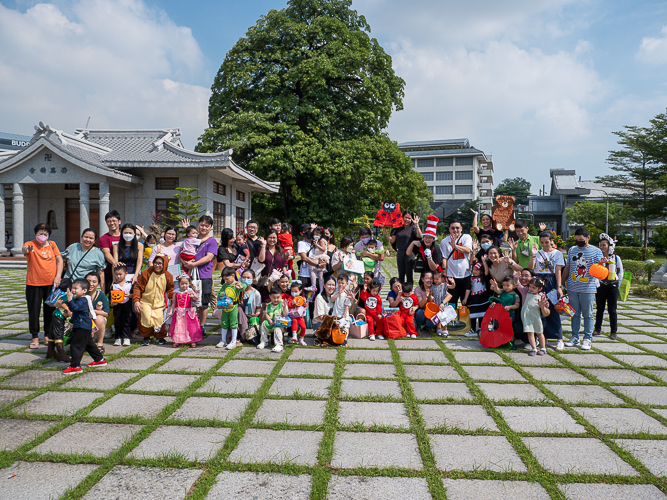 Students of Tzu Chi Great Love Preschool Philippines celebrate their Trick-or-Treat party with teachers and parents at the Buddhist Tzu Chi Campus in Sta. Mesa, Manila. 【Photo by Marella Saldonido】