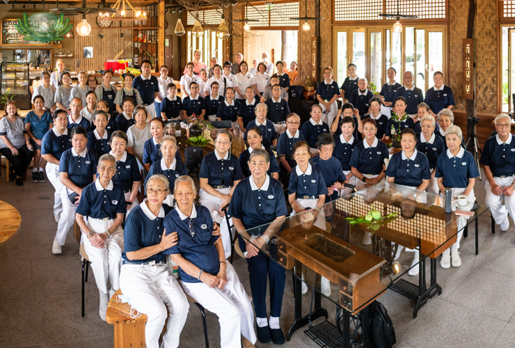 Guests gather for a group portrait.  【Photo by Daniel Lazar】